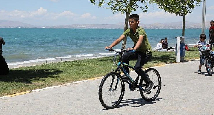 Van Büyükşehir Belediyesi Bin Çocuğa Bisiklet Hediye Etti