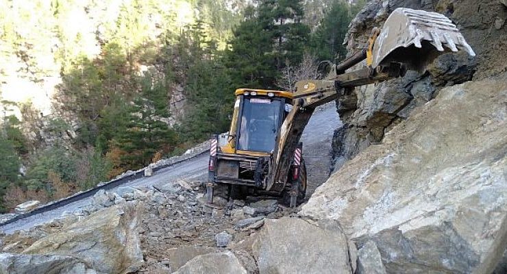 Alanya’da yağış nedeniyle  bozulan yollar onarılıyor