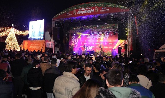 Antalyalılar 2023'ü Cumhuriyet Meydanı'nda karşıladı