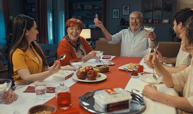 Erdal Özyağcılar Ailesiyle Birlikte İlk Kez Reklam Filminde