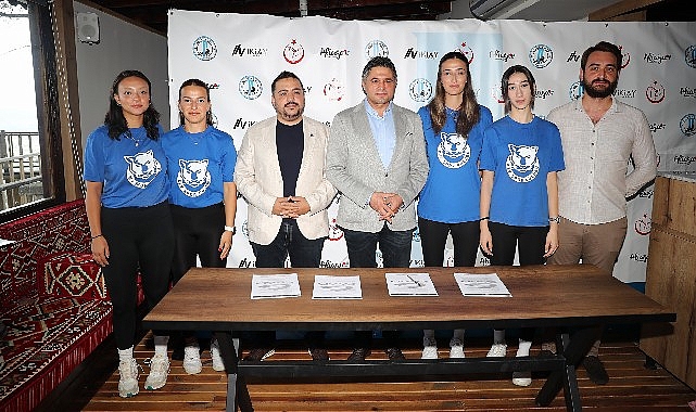 Başkan Serkan Acar, Aliağa'nın Profesyonel Kadın Voleybolcularıyla Bir Araya Geldi