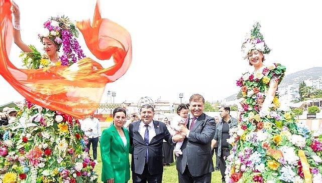 İzmir’in geleneksel festivaliyle Bayındır’da yine çiçekler açtı  “Bize üretmek yakışıyor"