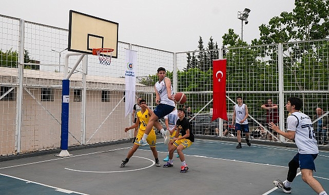 Basketbolcular Gaziemir'de kıyasıya yarıştı